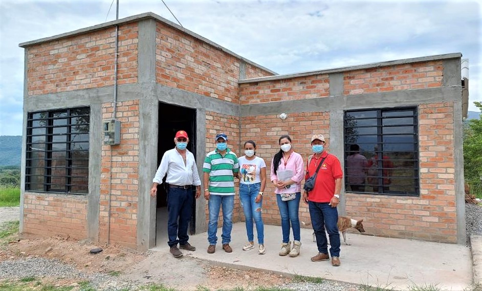 7 familias que vivían en zonas de alto riesgo recibieron su nueva casa en Tesalia, departamento del Huila.