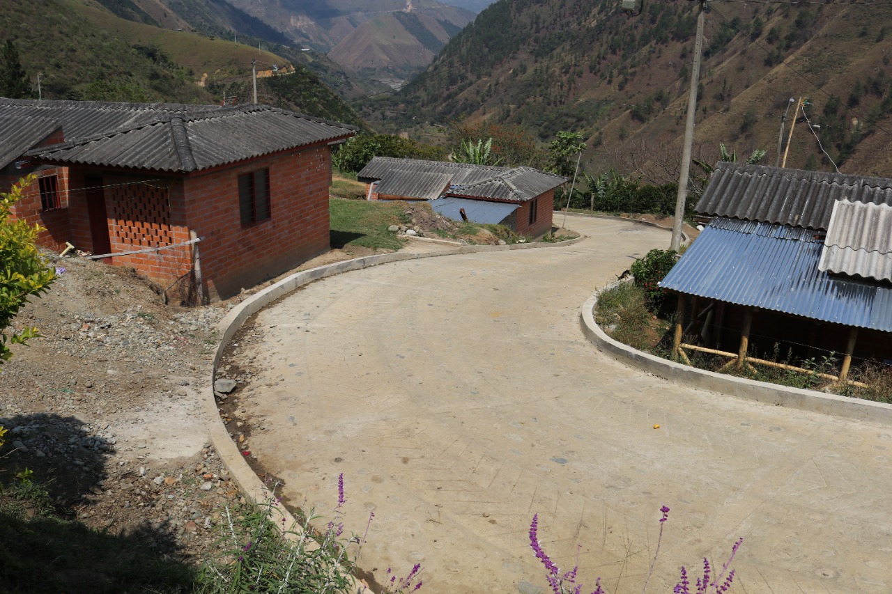 Tramo de placa huella, reasentamiento de Aguacatico