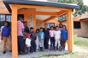 Comunidad del resguardo Huila en las viviendas.