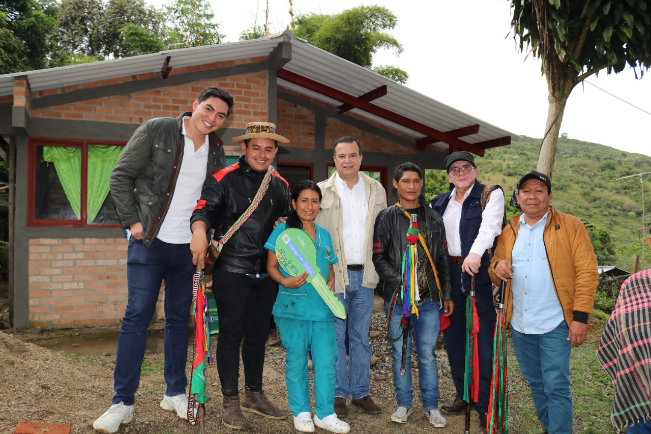 Entrega de viviendas a beneficiarios en la Villa, municipio de Páez