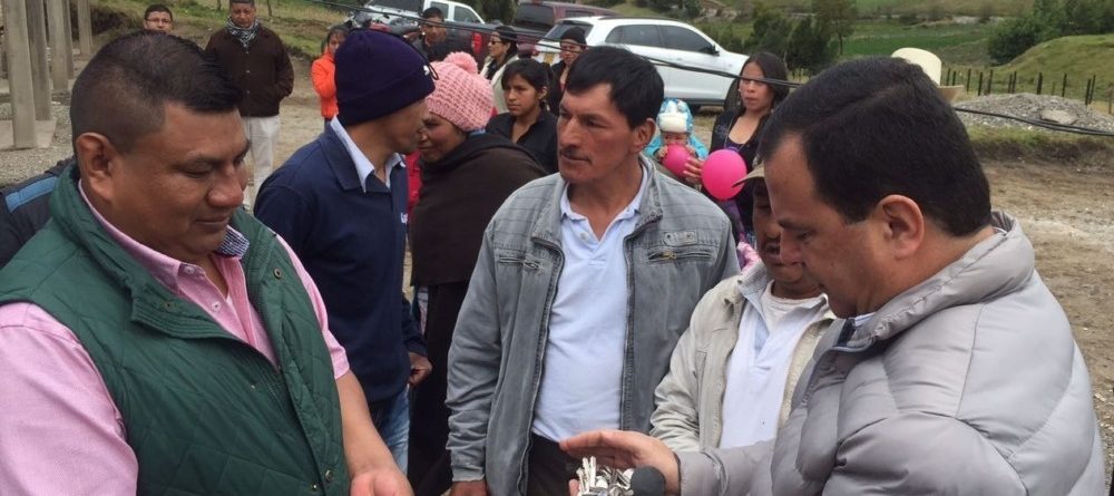 El Director de la Corporación Nasa Kiwe, John Diego Parra Tobar, entregó las llaves de la vivienda al Alcalde de Totoró, Hilario Sánchez.
