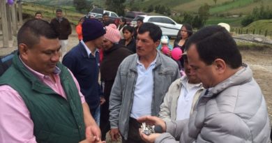 El Director de la Corporación Nasa Kiwe, John Diego Parra Tobar, entregó las llaves de la vivienda al Alcalde de Totoró, Hilario Sánchez.
