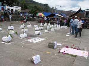 Homenaje a los muertos del conflicto en Toribio