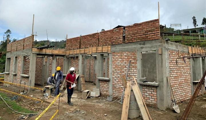 Avance de obra de la construcción del establecimiento de salud en La Muralla, Páez